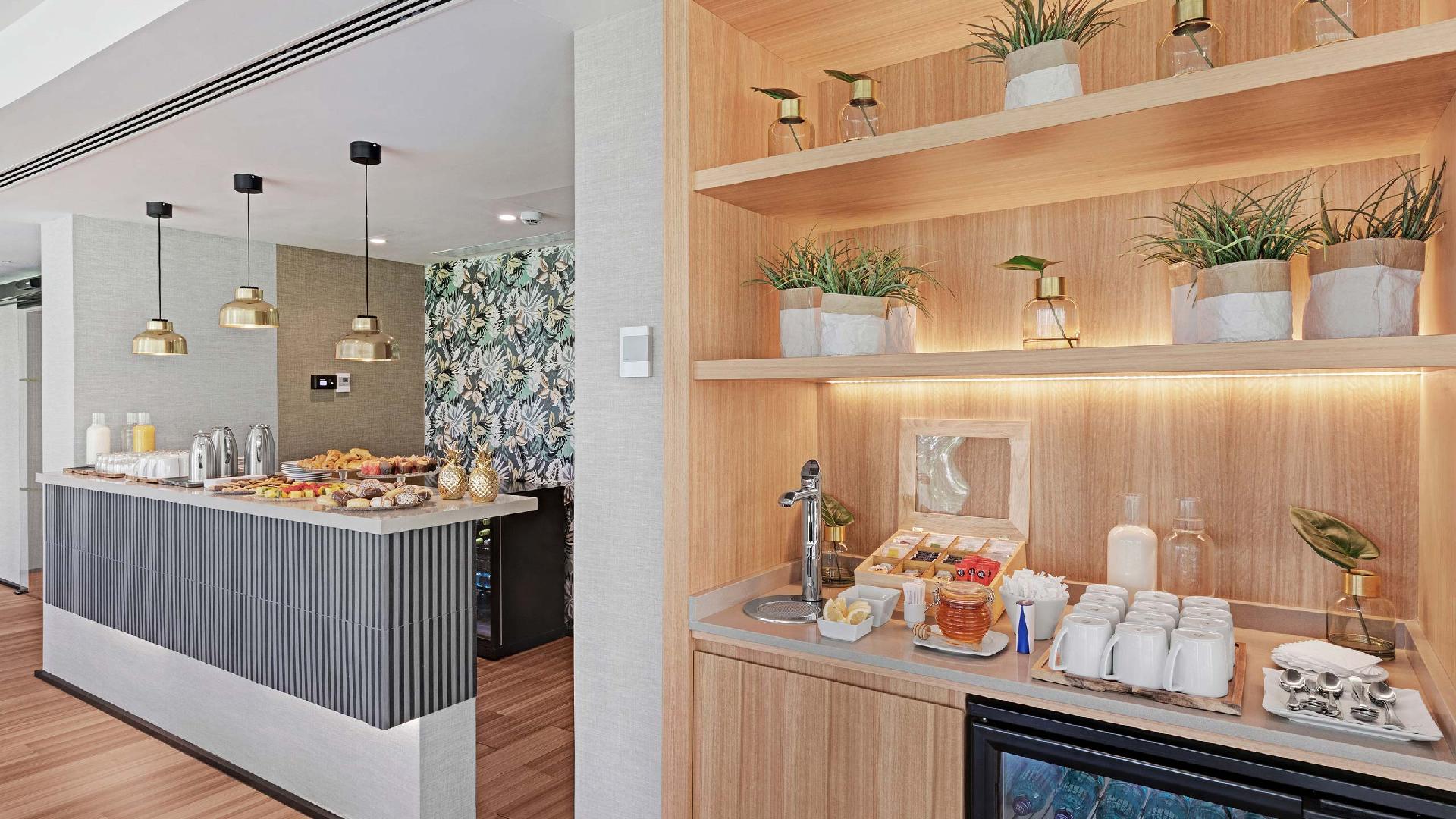Bar de pause-café avec viennoiseries et station de thés et infusions