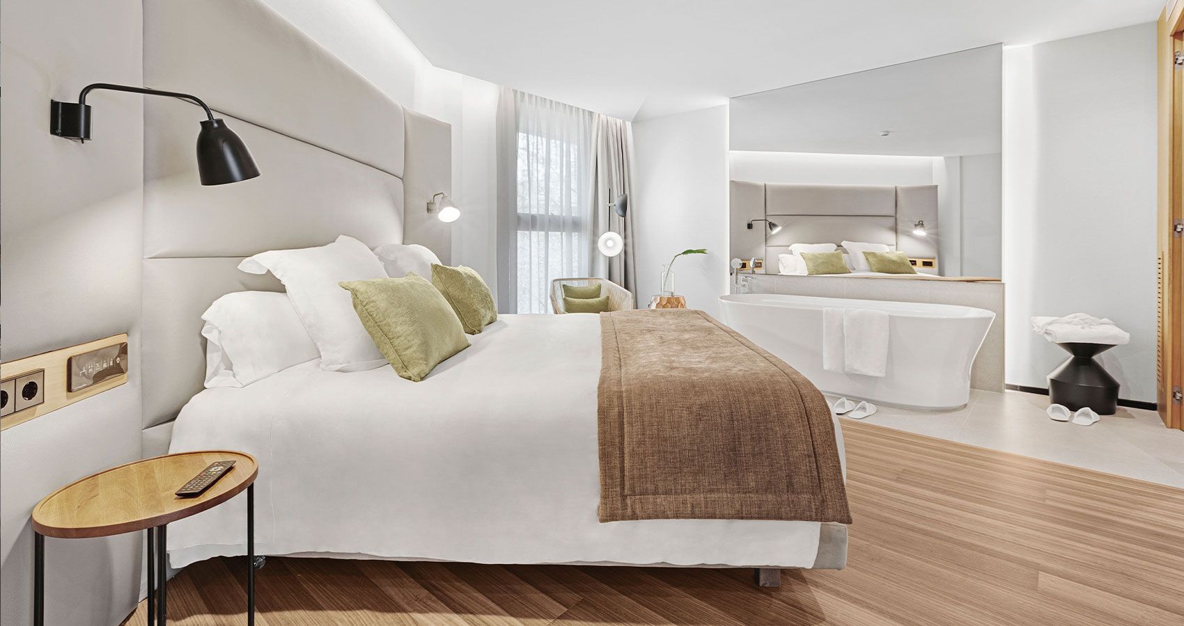 Dormitori de la Suite Deluxe amb llit king i banyera exempta