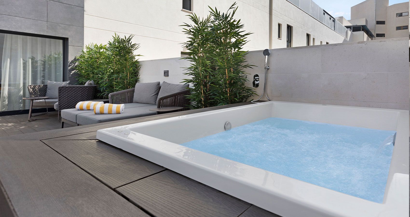 Bañera de hidromasaje en la terraza de la Suite Deluxe